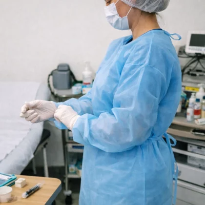 Halat medical TNT (material netesut) hidrofob, culori albastru/alb, 60 buc./cutie