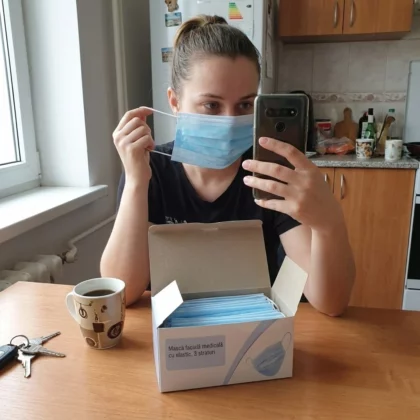 Mască facială medicală cu elastic, 3 straturi, 50 bucăți/cutie, culori albastru/roz/galben, 20 cutii/bax